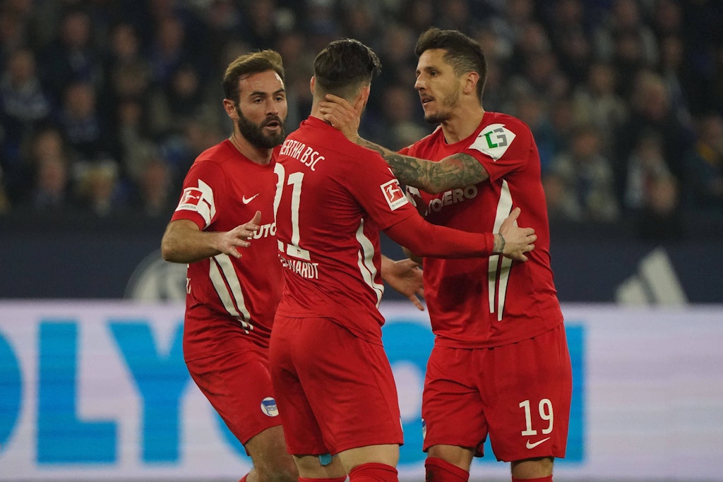 Stevan Jovetic (r.) traf für Hertha BSC auf Schalke zum 1:2. Geholfen hat es nichts.