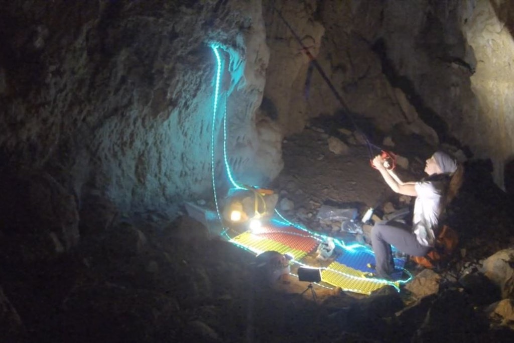 Bergsteigerin und Höhlenforscherin Beatriz Flamini im Inneren der Höhle, in der sie 500 Tage gelebt hat.