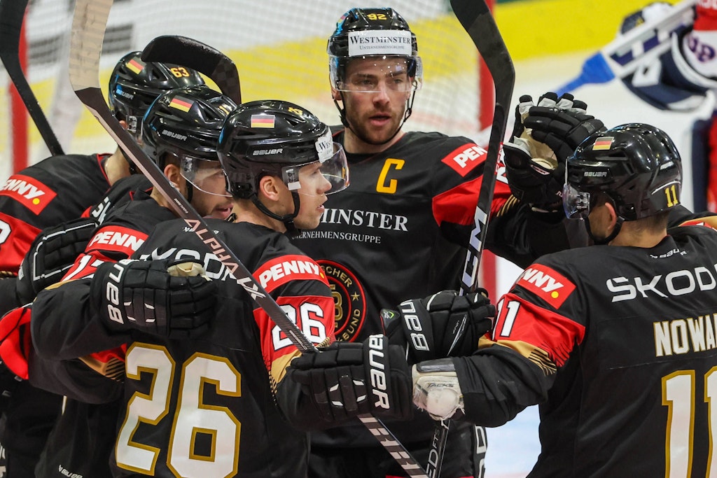 Das „C“ auf dem Trikot, beim Jubel über das 1:0 (9.) von Neu-Eisbär Tobi Eder (2.v.l.) mittendrin: der neue DEB-Kapitän Marcel Noebels.