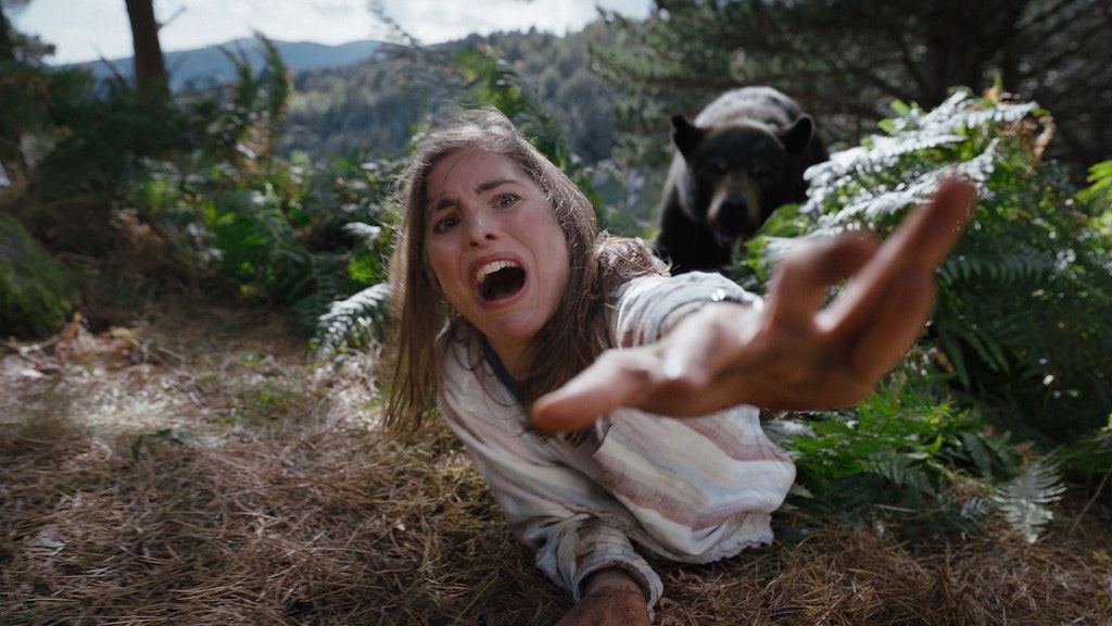 Elsa (Hannah Hoekstra) und der zugedröhnte „Cocaine Bear“. Der Streifen läuft seit ein paar Tagen in den deutschen Kinos.