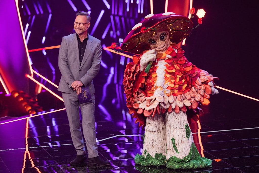Wer ist wohl der Pilz bei „The Masked Singer“? Die Zuschauer haben da eine sehr klare Vorstellung. Hier: die Figur mit Moderator Matthias Opdenhövel.