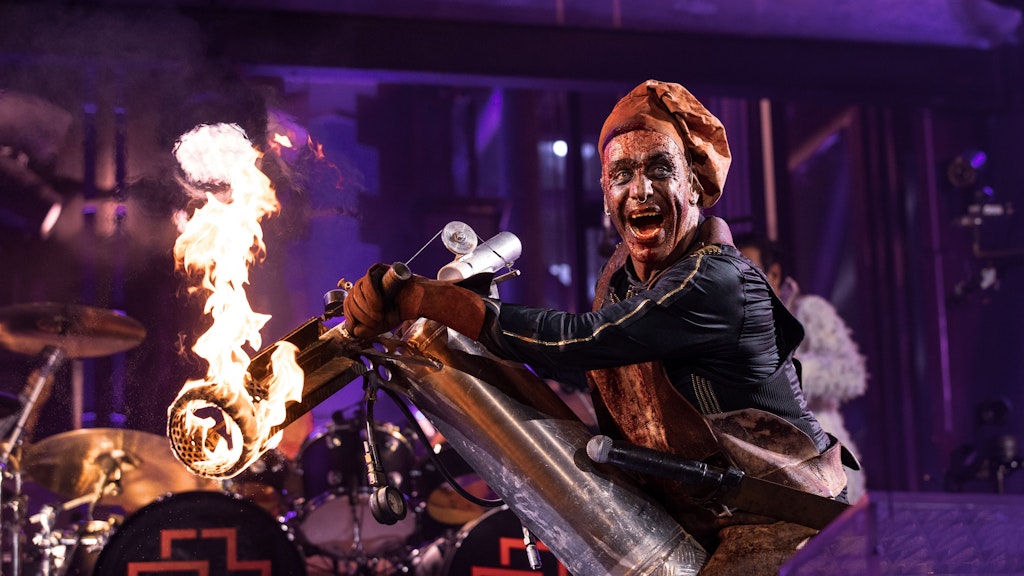 Till Lindemann ist der Frontmann von Rammstein. Im Konzert beschießt er einen Kessel, in dem Keyboarder Christian Flake Lorenz sitzt, mit einem Flammenwerfer.