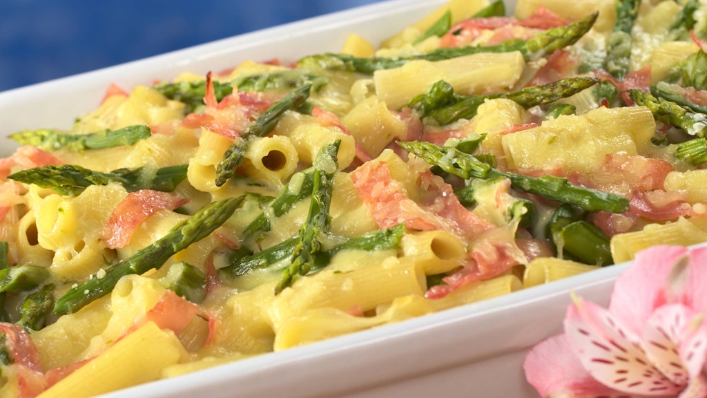 Leckeres Rezept für Spargel: Dieser Nudel-Auflauf mit grünem Spargel und Schinken ist einfach ein Genuss!