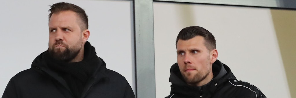 Was Dynamos gesperrter Trainer Heiner Backhaus – hier neben dem angeschlagenen, aber mitgereisten BFC-Kapitän Niklas Brandt (r.) – in Halberstadt sah, kann ihm nicht gefallen haben.