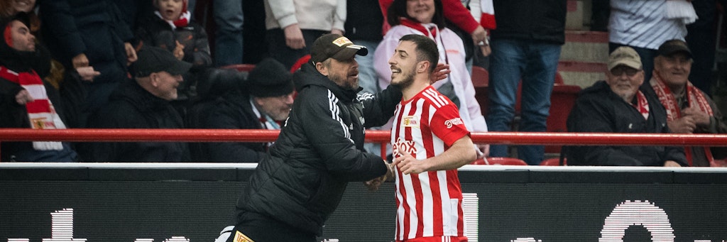 Josip Juranovic feiert mit Co-Trainer Sebastian Bönig seinen Freistoßtreffer zur zwischenzeitlichen 1:0-Führung für den 1. FC Union gegen den VfL Bochum.
