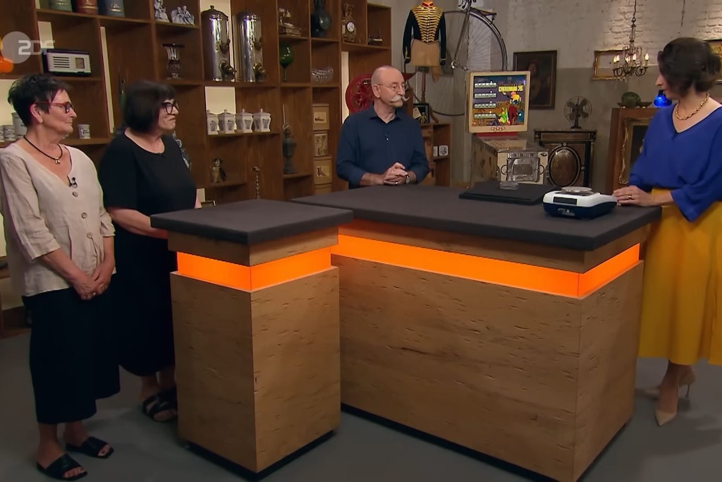 Emotionale Szene bei Bares für Rares: Die Kandidatinnen Astrid und Silke mit Moderator Horst Lichter und Expertin Wendela Horz bei der Expertise.