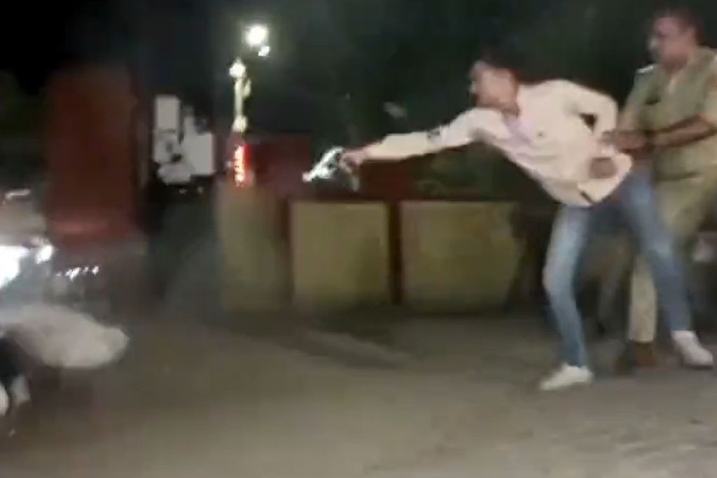 Zwei Menschen starben bei dem Angriff, der live im indischen TV zu sehen war.