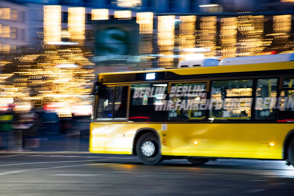 In einem Bus der Linie 327 wurde die 33-jährige Mutter niedergestochen (Symbolbild).