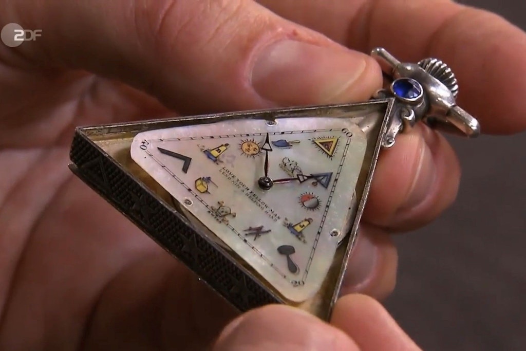Bei „Bares für Rares“ steht diese Freimaurer-Uhr zum Verkauf.