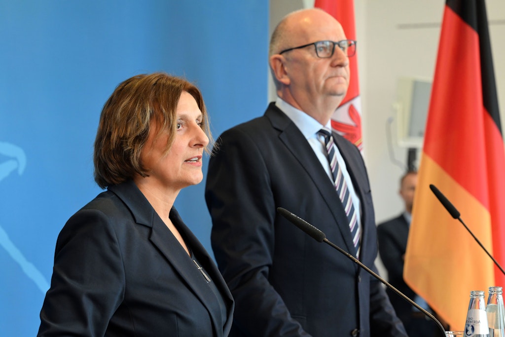 Wenige Worte zum Abschied: Britta Ernst neben Brandenburgs Ministerpräsident Dietmar Woidke.