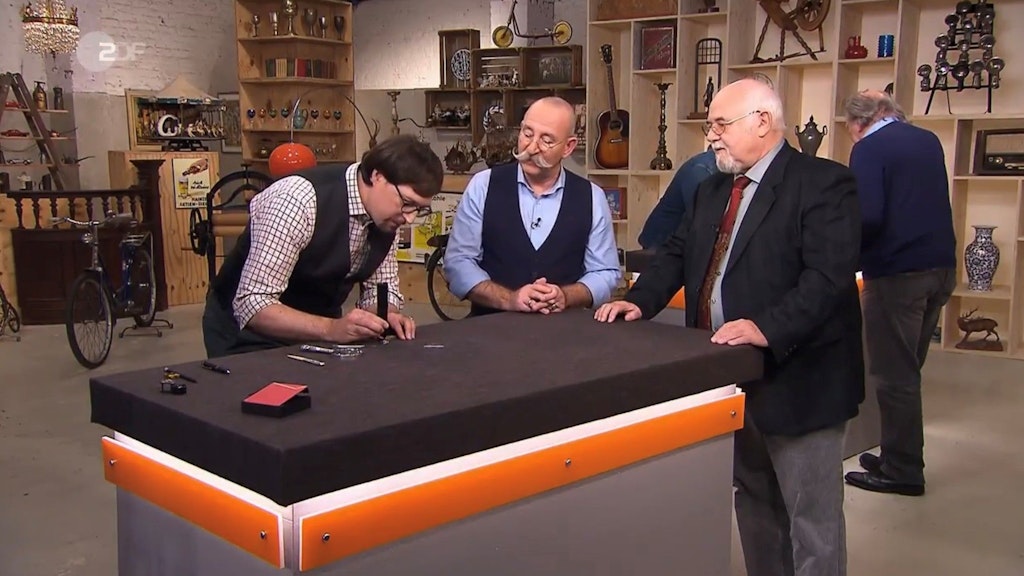 „Bares für Rares“-Experte Colmar Schulte-Goltz erklärt die fast 100 Jahre alte Freimaurer-Uhr.