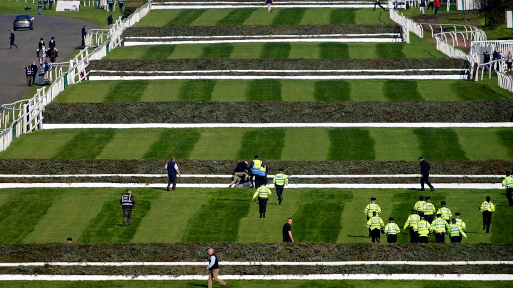 Tierschützer versuchten, die Rennstrecke im englischen Aintree zu stürmen.