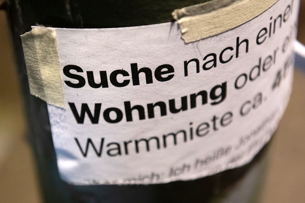 „Suche Wohnung“ steht auf dem Zettel an einer Laterne. Kurz vor Beginn des Sommersemesters suchen viele Studenten in Berlin noch händeringend nach einer Wohnung.