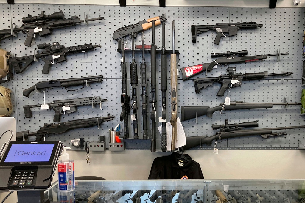 Schusswaffen in einem Waffengeschäft in den USA. Die Auswahl ist groß, der Besitz durch die Verfassung geschützt. (Symbolbild)