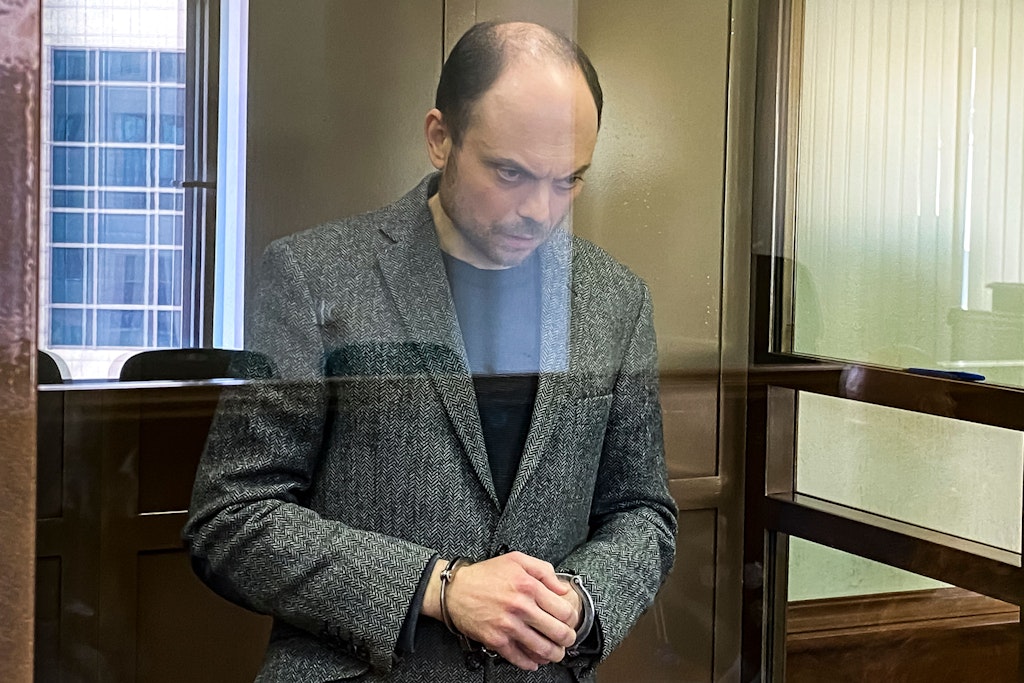 Abgemagert steht Wladimir Kara-Mursa bei der Verurteilung im Glaskäfig des Moskauer Stadtgerichts.