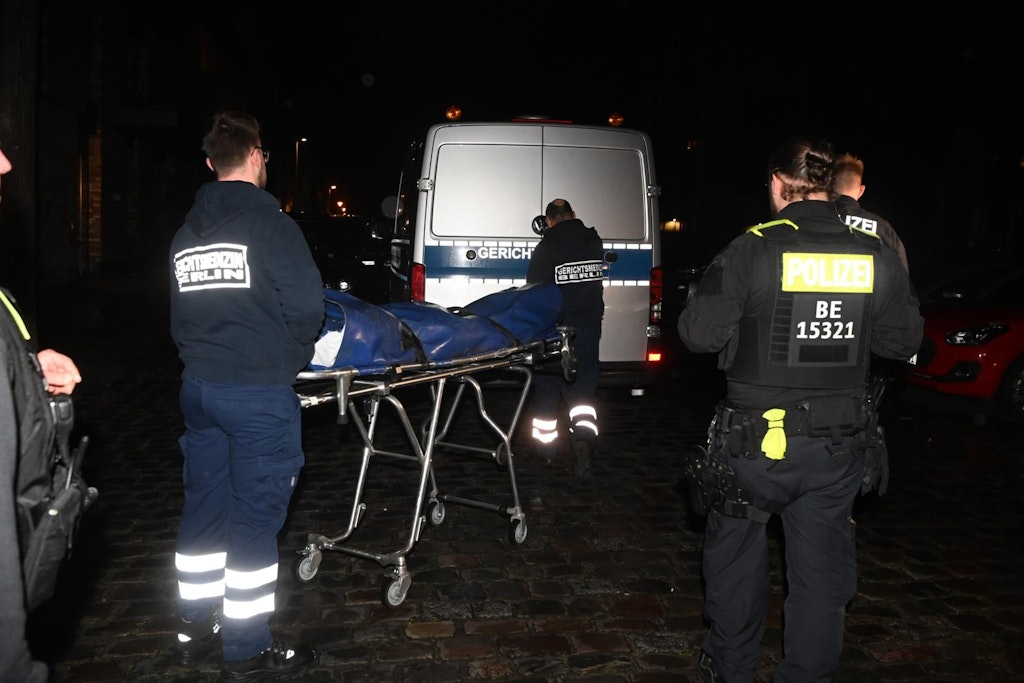 Gerichtsmediziner transportieren die Frauenleiche ab. Fast einen Tag lang soll die Prostituierte tot in dem Wohnungsbordell gelegen haben.