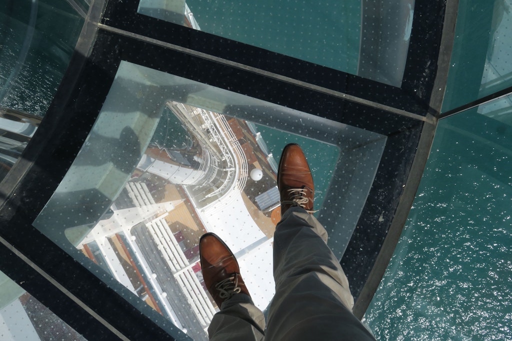 Nicht nach unten gucken – diesen Tipp zu befolgen, fällt bei einer Aussichtsplattform mit gläsernem Boden extrem schwer.