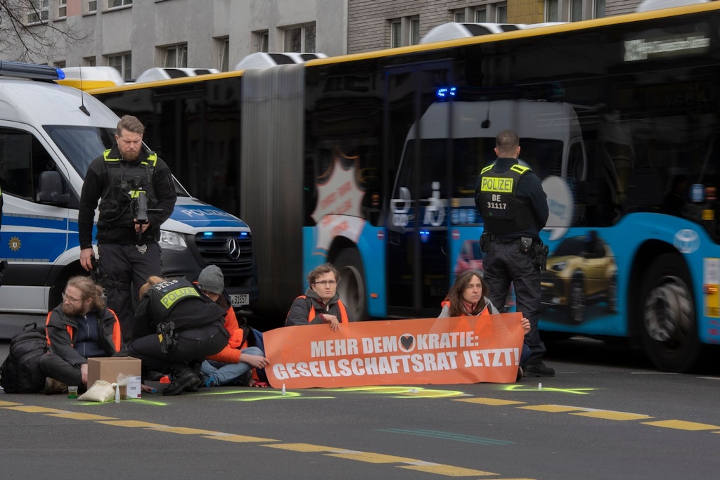 Aktivisten der Gruppe Letzte Generation haben sich auf der Neuen Kantstraße auf einer Kreuzung festgeklebt. Solche Aktionen soll es nun in Berlin dauerhaft geben.