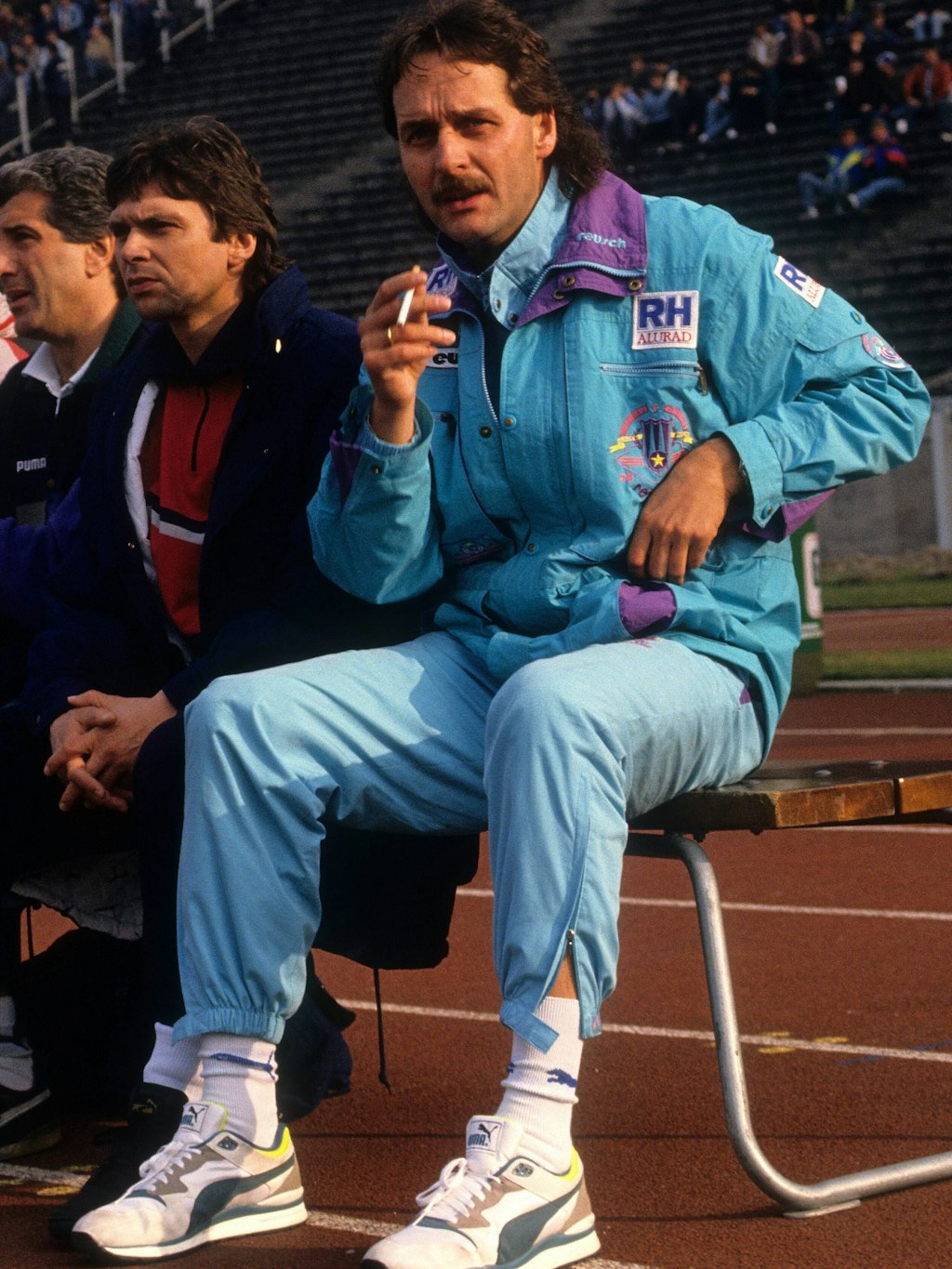  1990/91 darf sich Peter Neururer (r.) auf der Bank zwar noch eine anstecken, Dampf machen kann er Hertha nicht.
