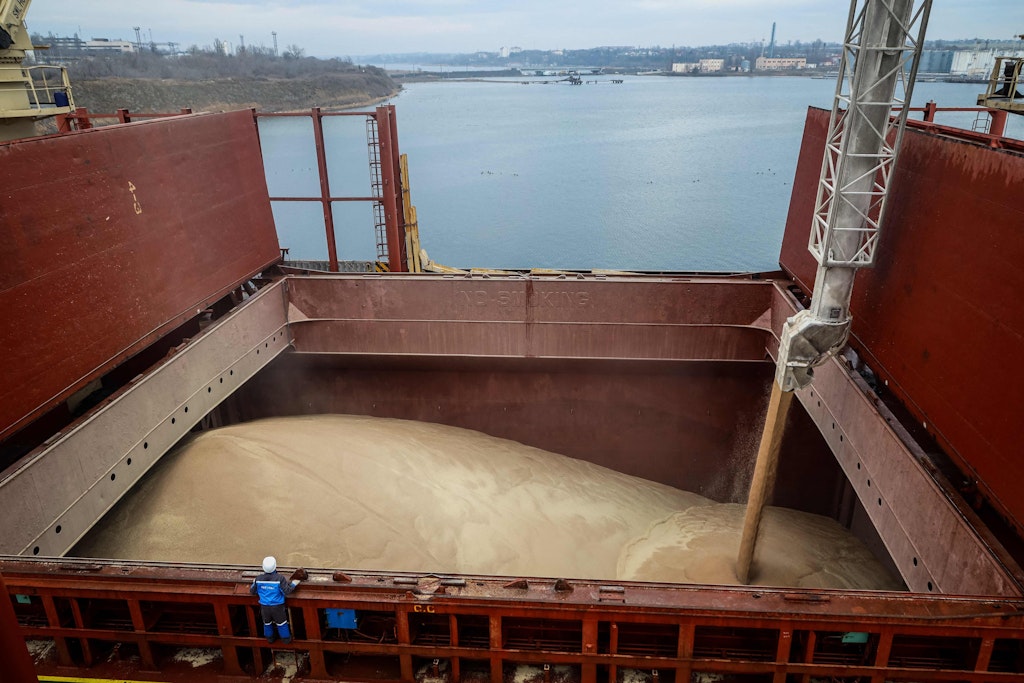 Ein Frachter wird im ukrainischen Schwarzmeer-Hafen Chornomorsk mit 30.000 Tonnen Getreide für Kenia und Äthiopien beladen. Viel zollfreies Getreide kommt aber auch in der EU an und verärgert Bauern.