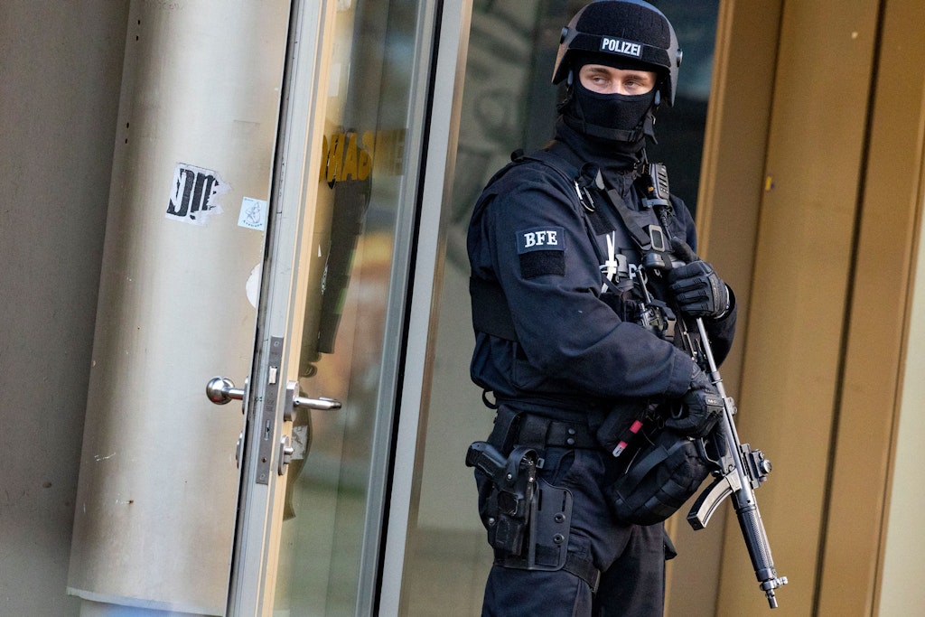 Ein SEK-Beamter steht in Duisburg.