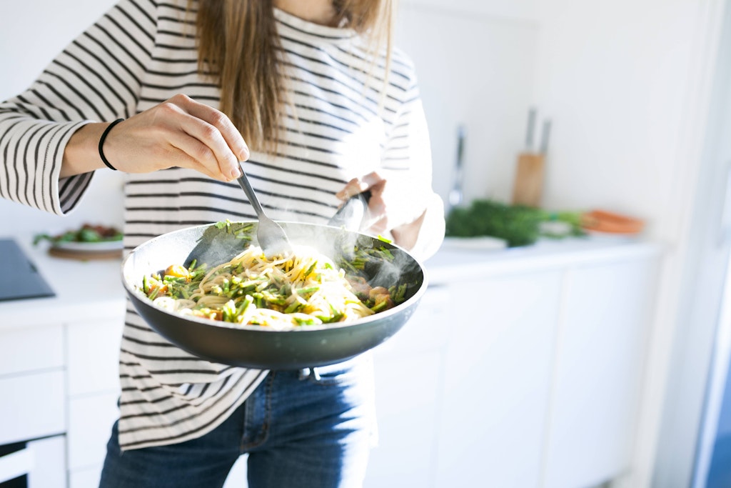 Die Pasta mit grünem Spargel wird in der Pfanne zubereitet, ist schnell gemacht und total lecker.