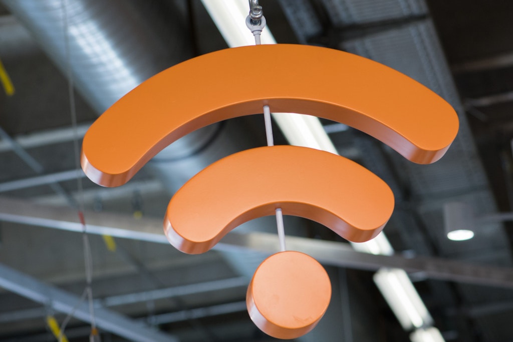 Ein WLAN-Symbol hängt an einer Decke