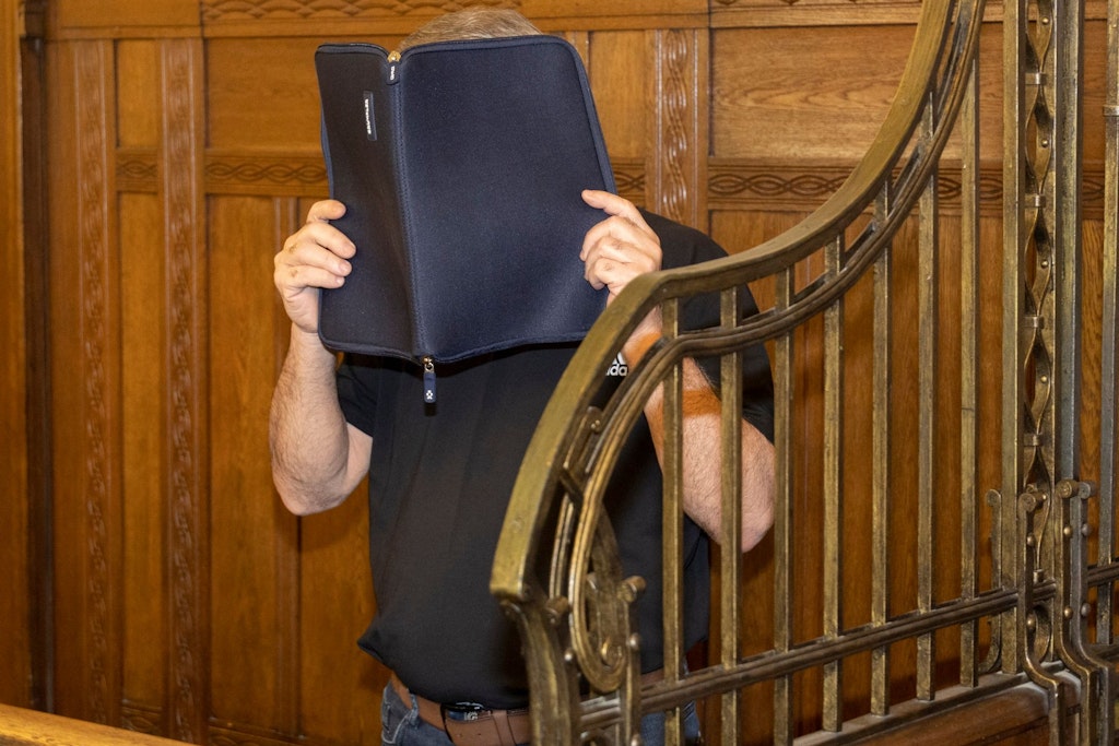 Dem Angeklagten Edisher J. (51) wird vorgeworfen, am 1. Oktober 2022 in einer Gemeinschaftsunterkunft für Geflüchtete in Alt-Hohenschönhausen seine Ehefrau vor den Augen der Töchter erstochen zu haben. Anlass für die Tat seien Streitigkeiten um das Haushaltsgeld gewesen.