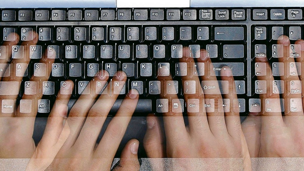 Zwei Hände bewegen sich über eine Computertastatur (Symbolbild).