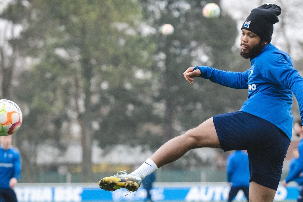 Chidera Ejuke ist endlich zurück im Teamtraining von Hertha BSC, hat richtig Bock auf den Ball.