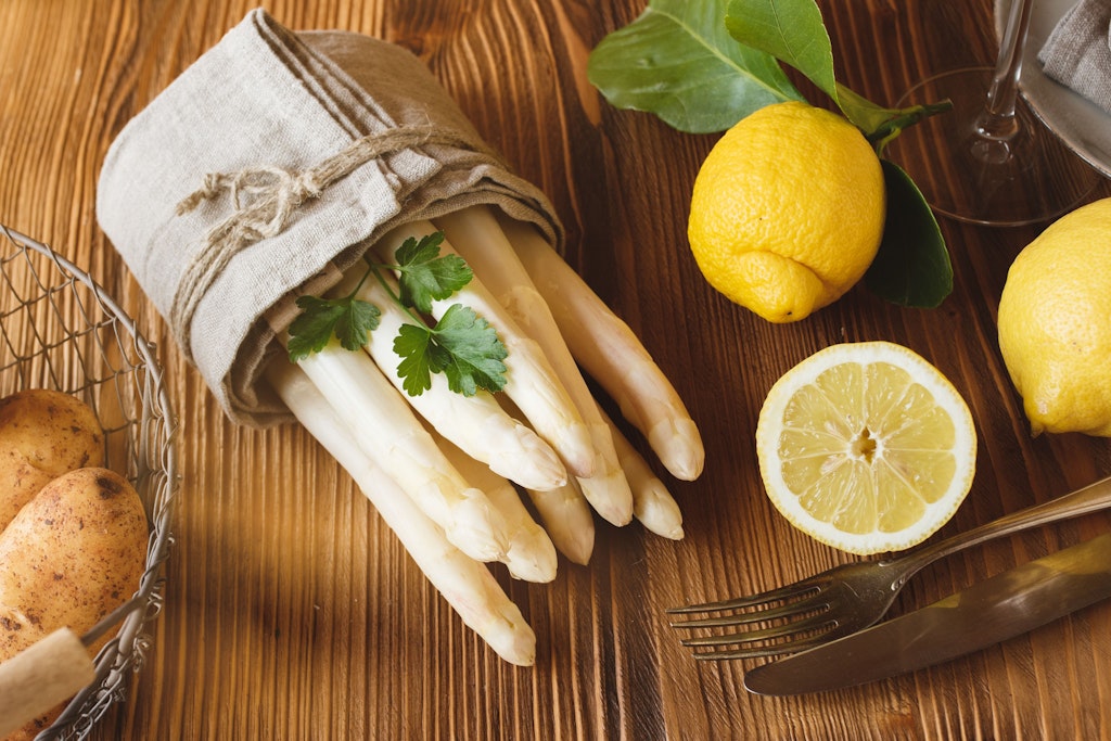 Spargel aus dem Ofen ist schnell zubereitet und extrem aromatisch.