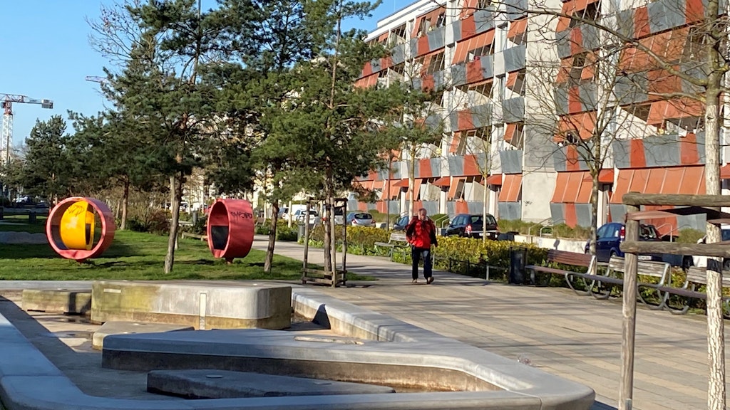 Bunte Häuserfassaden, Park mit Springbrunnen: Das Neubauviertel Gartenstadt-Drewitz in Potsdam ist sogar zu einem städtebaulichen Vorzeigeobjekt der Bundesregierung geworden.
