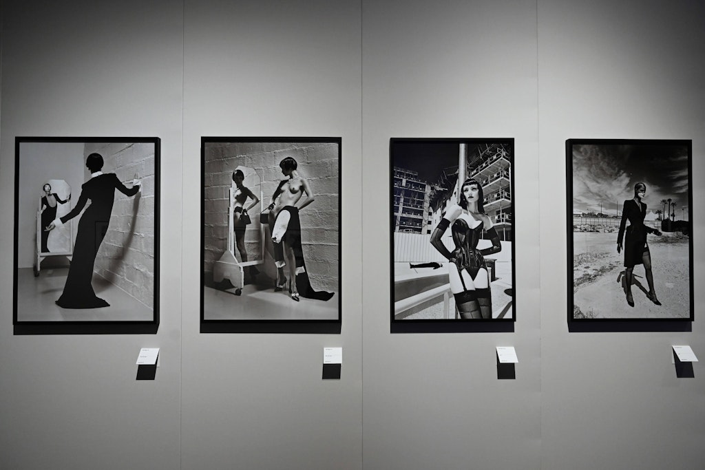 Fotos des gebürtigen Berliners Helmut Newton (1920-2004) wie diese, die gerade in Mailand gezeigt werden, sind begehrt. Darauf soll eine Bande einen Betrug aufgebaut haben.