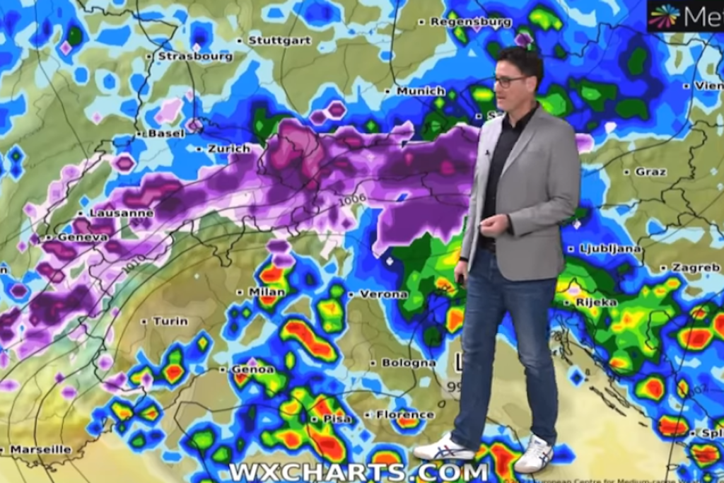 Wetter-Experte Dominik Junge zeigt die Wetter-Karte auf der zu sehen ist, dass es am Donnerstag über Deutschland wieder Schnee geben könnte.
