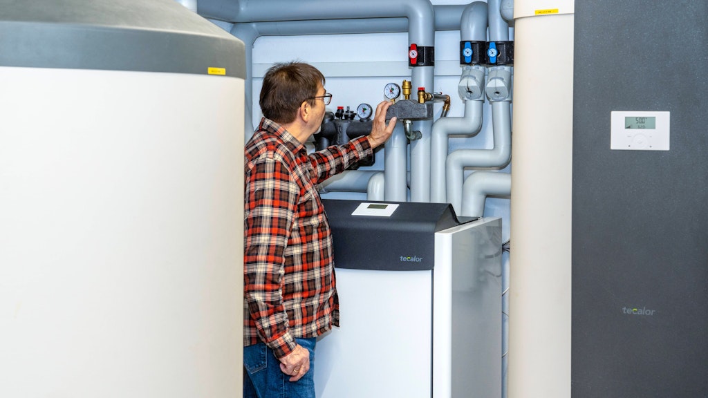 Eine Wärmepumpe – sie entzieht dem Erdreich Wärme durch eine strombetriebene Pumpe.