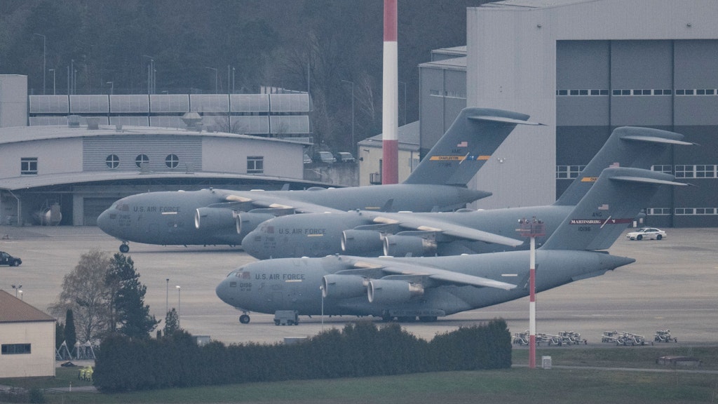 Rheinland-Pfalz, Ramstein: Transportmaschinen der US-Air Force stehen auf der US-Airbase in Ramstein. Im Juni findet in ganz Deutschland das NATO-Manöver "Air Defender" statt. 