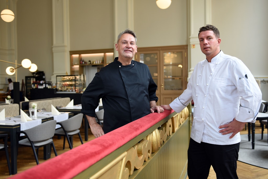 Gastgeber Kai Rasmus Kühne und Küchenchef Christoph Pemmann freuen sich auf Gäste an der Grünauer Riviera. 