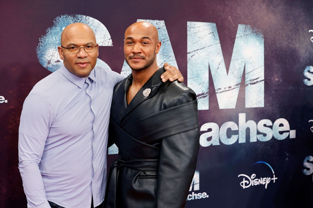 Samuel Meffire (l.) und Malick Bauer, der ihn spielt, bei der Premiere der Disney+-Streamingserie „Sam – Ein Sachse“ im Kino International Berlin