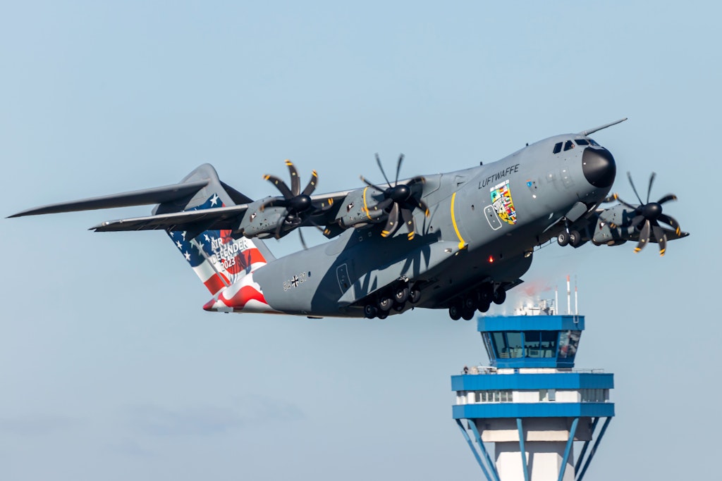Airbus A400M mit der Sonderfolierung zur Übung Air Defender 2023 bei der Landung auf dem militärischen Teil des Flughafens Köln/Bonn. 