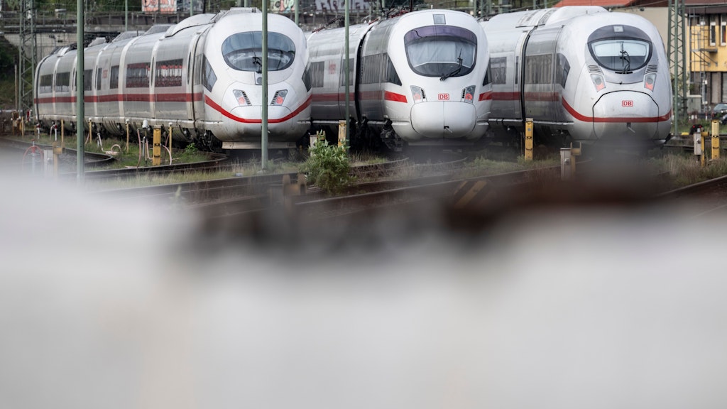 Personenzüge stehen auf Abstellgleisen am Hauptbahnhof in Frankfurt. Wegen eines Streiks am Freitag geht auf der Schiene gar nichts mehr.