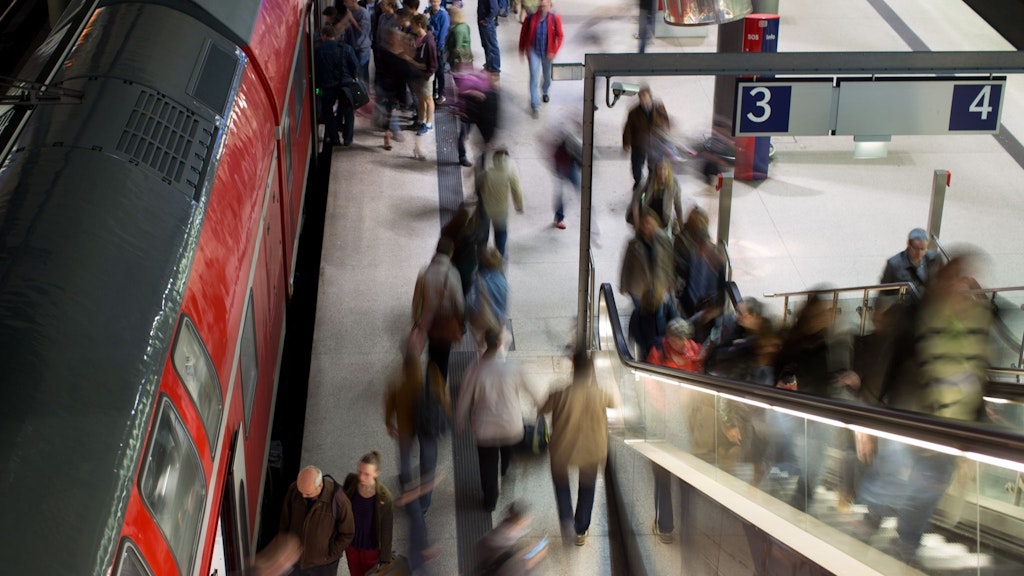Pendler verlassen im Bahnhof Potsdamer Platz eine Regionalbahn.