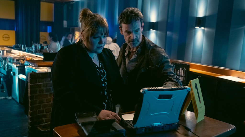 Rosa Herzog (Stefanie Reinsperger) und Peter Faber (Jörg Hartmann) am zweiten Tatort in der Bar "The Bronx" - auch hier können sie anhand der Aufnahmen der Überwachungskamera wieder genau den Tathergang nachvollziehen
