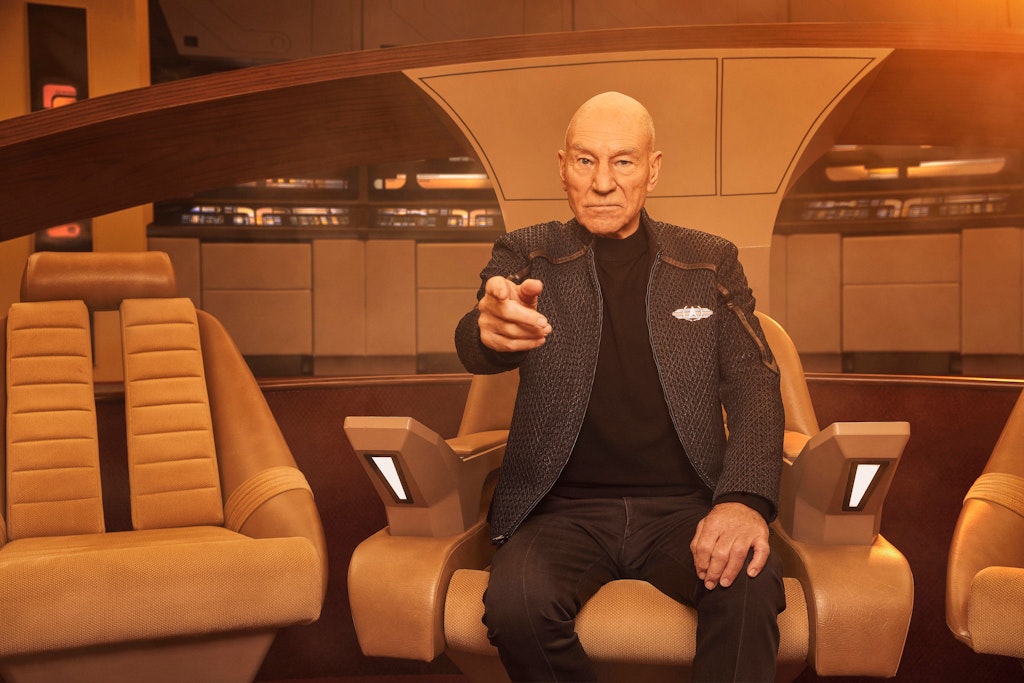 Patrick Stewart sitzt als Captain Picard wieder auf dem Stuhl seiner Enterprise und gibt Befehle.