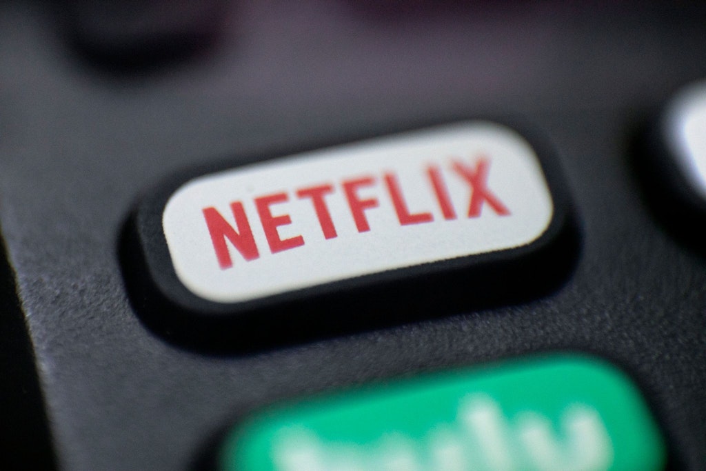 Der Streaming-Riese will das Teilen von Netflix-Passwörtern bis Ende Juni unterbinden, Piraten-Nutzer zur Kasse bitten.