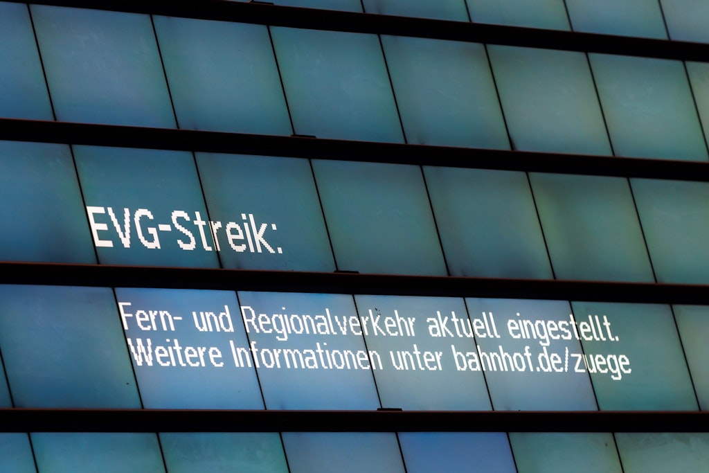 "EVG-Streik. Fern- und Regionalverkehr aktuell eingestellt" steht auf einer Anzeigetafel.