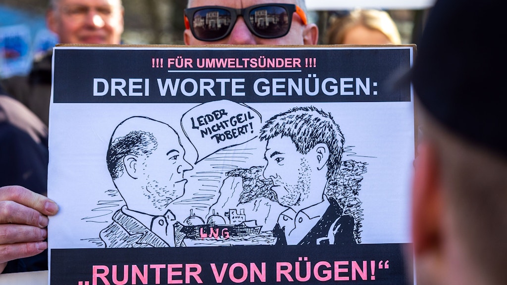 Einwohner und Umweltschützer protestieren in Binz vor dem Tagungsort bei einem Treffen von Vertretern der Bundesregierung mit Verbänden, Bürgermeistern und Wirtschaftsvertretern aus Mecklenburg-Vorpommern gegen die Plänen eines Flüssigerdgas-Terminal am Standort Rügen. 