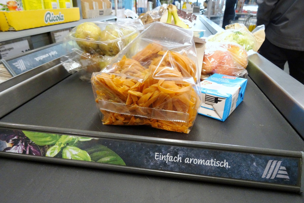 Korrekt heißt der Plastikriegel, der die Einkäufe der Kunden an der Kasse abtrennt: Warentrenner.