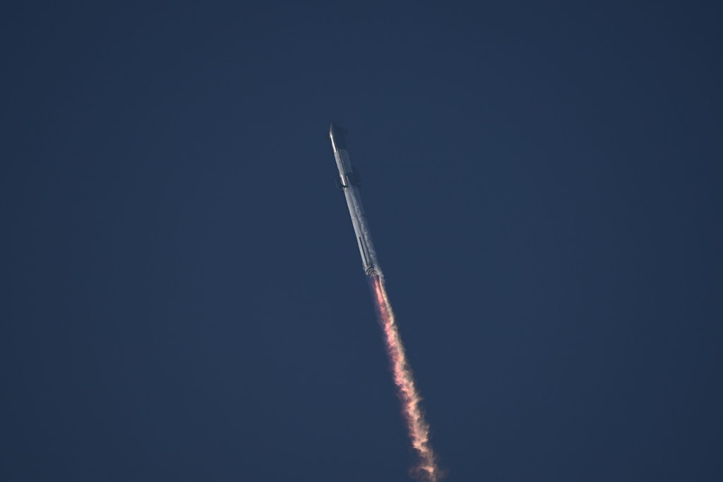 Das Starship ist nach dem Start auseinandergebrochen.