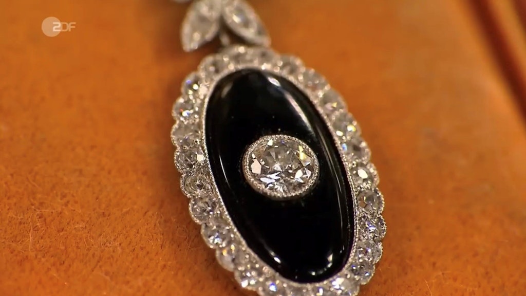 Das Mittelstück der Ohrringe bei „Bares für Rares“ besteht aus einem schwarzen Onyx mit einem Diamanten in der Mitte.