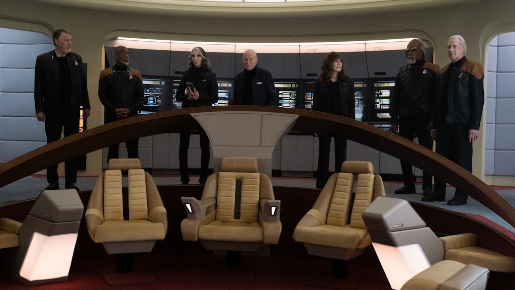 Das Finale von „Star Trek: Picard“: die alte Crew ist wieder auf ihrer Enterprise. V.l.: Jonathan Frakes als Will Riker, LeVar Burton als Geordi La Forge, Gates McFadden als Dr. Beverly Crusher, Patrick Steward als Picard, Marina Sirtis als Deanna Troi, Michael Dorn als Worf und Brent Spiner als Data.